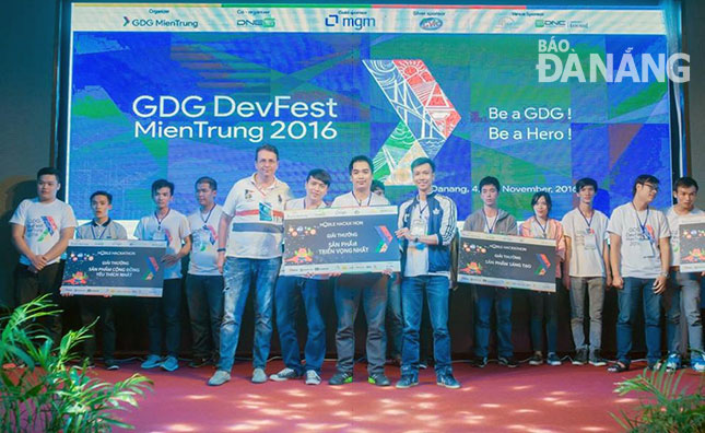 Nhóm aiShip giành giải “Sản phẩm triển vọng nhất” trong đêm chung kết Mobile Hackathon miền Trung. (Ảnh do Ban tổ chức chương trình cung cấp)