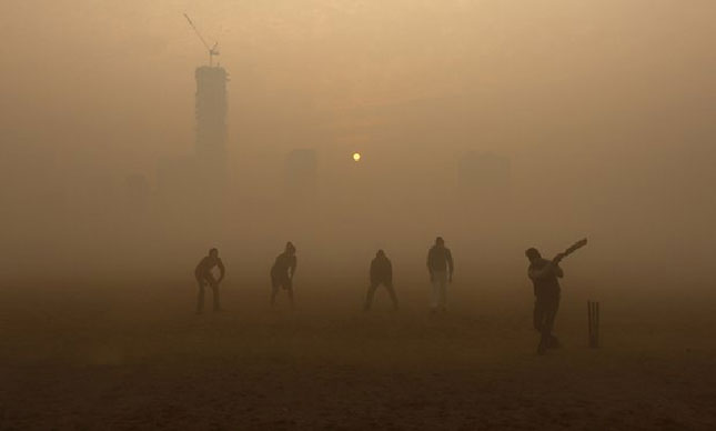 Cầu thủ Ấn Độ thi đấu cricket trong bầu không khí ô nhiễm trầm trọng tại Kolkata.