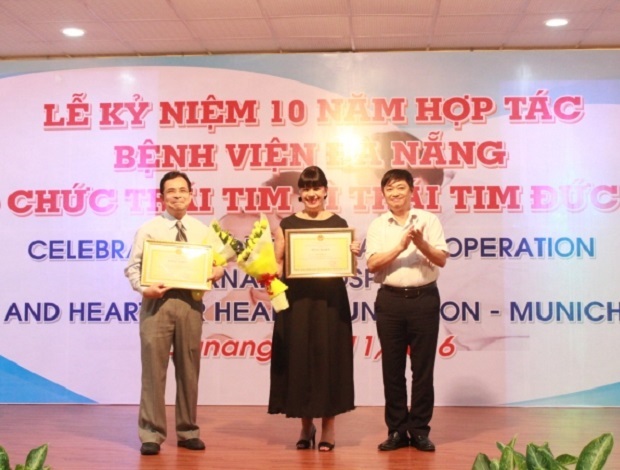 Vice Chairman Dung (right) honouring Mrs Lejeune (centre)