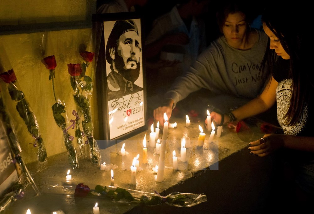 Người dân Cuba thắp nến tưởng niệm Lãnh tụ Fidel Castro tại La Habana ngày 26/11. (Nguồn: AP/TTXVN)