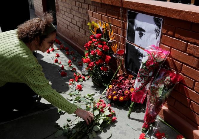 Đặt hoa tưởng niệm lãnh tụ Fidel bên ngoài Đại sứ quán Cuba tại Guantemala City, Guantemala. (Nguồn: Reuters)