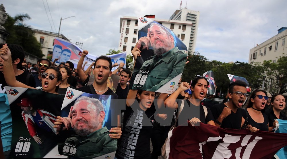 Hàng trăm thanh niên Cuba đã tuần hành tưởng niệm tại Trường đại học La Habana, bày tỏ lòng tiếc thương vô hạn sự ra đi của Lãnh tụ Cách mạng kiệt xuất Fidel Castro. 