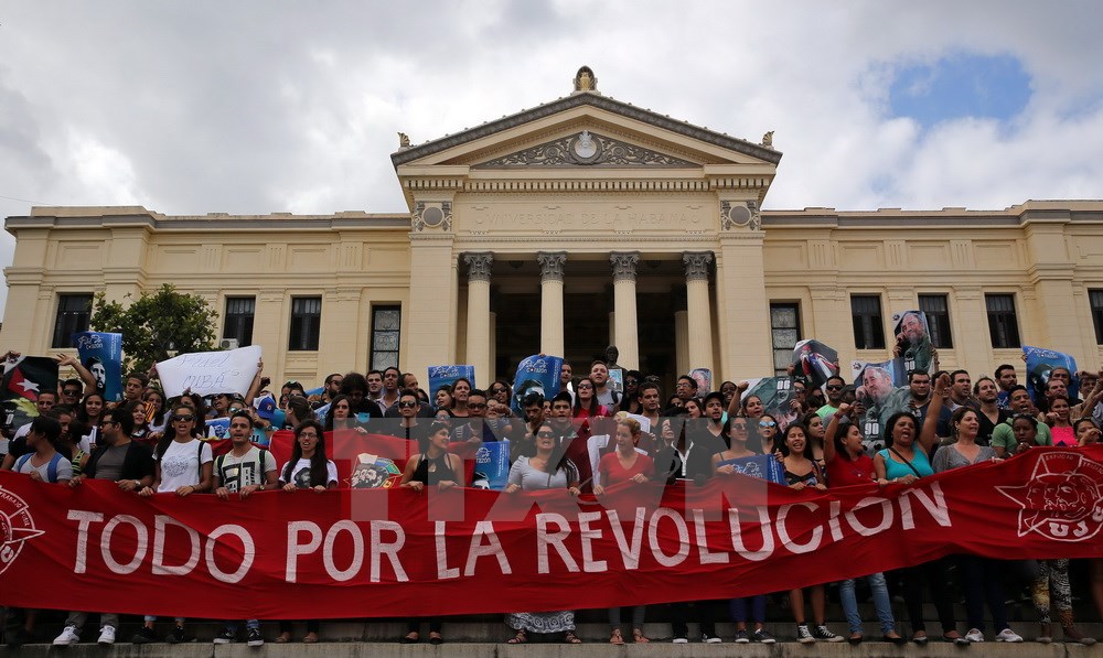 Hàng trăm thanh niên Cuba đã tuần hành tưởng niệm tại Trường đại học La Habana, bày tỏ lòng tiếc thương vô hạn sự ra đi của Lãnh tụ Cách mạng kiệt xuất Fidel Castro. (Nguồn: EPA/TTXVN)