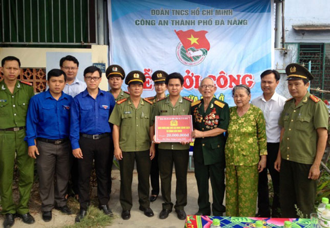 Đoàn Công an thành phố Đà Nẵng trao tiền hỗ trợ xây nhà cho hộ ông Nguyễn Văn Thành, phường Hòa Khánh Bắc. 