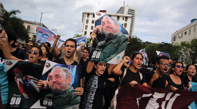  Hàng trăm thanh niên Cuba đã tuần hành tưởng niệm tại Trường đại học La Habana, bày tỏ lòng tiếc thương vô hạn sự ra đi của Lãnh tụ Cách mạng kiệt xuất Fidel Castro. 						  Ảnh: EPA/ TTXVN