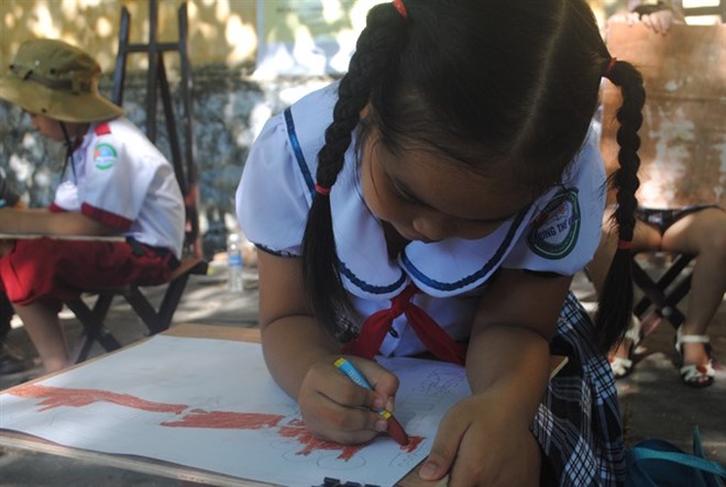 A primary schooler in a painting contest 