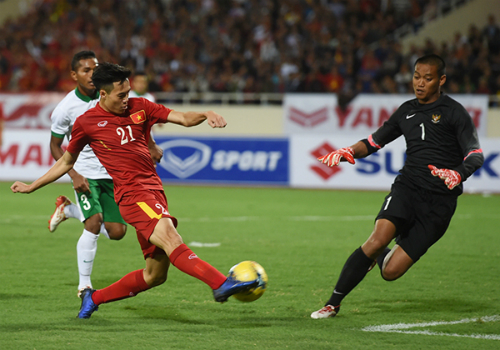 Trước thềm AFF Suzuki Cup 2016, tuyển Việt Nam đá hai trận giao hữu với Indonesia, hoà 2-2 trên sân khách và thắng 3-2 trên sân nhà.