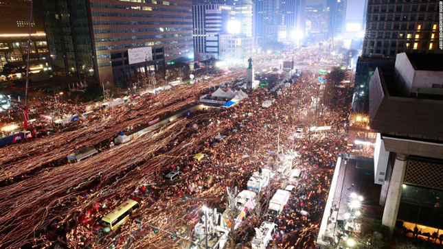 Dòng người biểu tình đổ xuống đường phố Seoul để kêu gọi Tổng thống Park Geun-hye từ chức.                           Ảnh: CNN