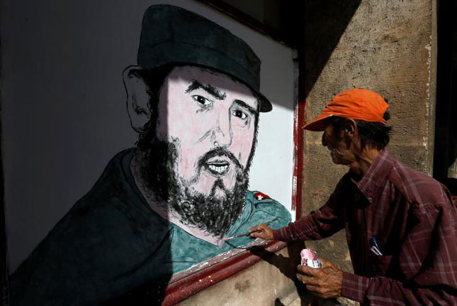 Một họa sĩ vẽ chân dung lãnh tụ Fidel Castro ở thủ đô La Habana sau khi biết tin ông qua đời.                Ảnh: Reuters 