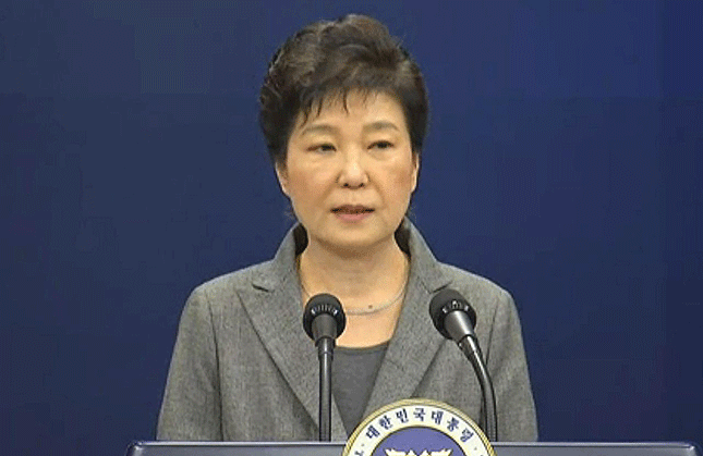 Tổng thống Park Geun-hye đối mặt với yêu cầu từ chức. Ảnh: AP