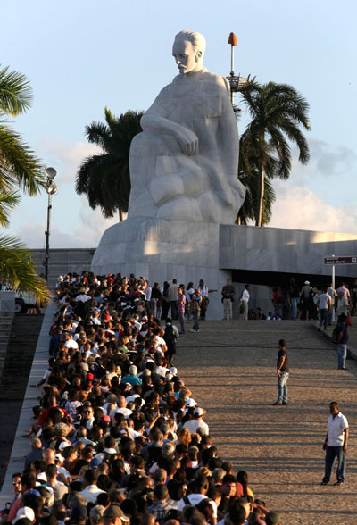 Người dân xếp hàng ở khu tưởng niệm Jose Marti để bày tỏ sự tôn kính đối với lãnh tụ Fidel Castro. Nhiều người đã xếp hàng từ sáng sớm. 	Ảnh: Reuters