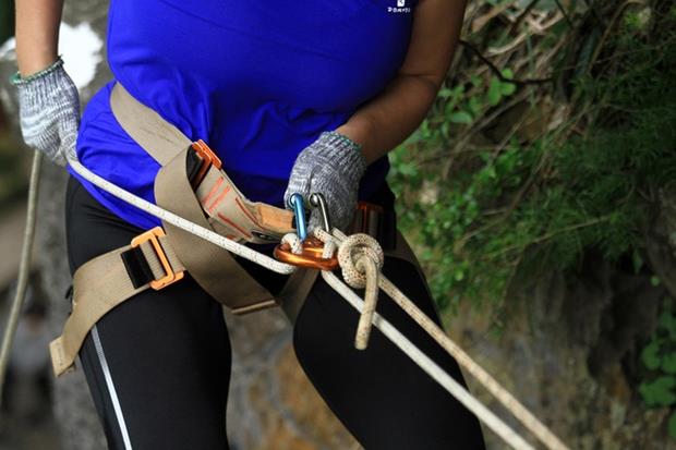 Players move down with two climbing ropes. One is used by themselves to control their descent while the other is controlled by the guides to ensure the players’ safety.