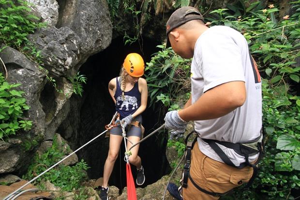 Tour guide Viet Thao said that players rappel rom a height of 25 meters to a below cave.