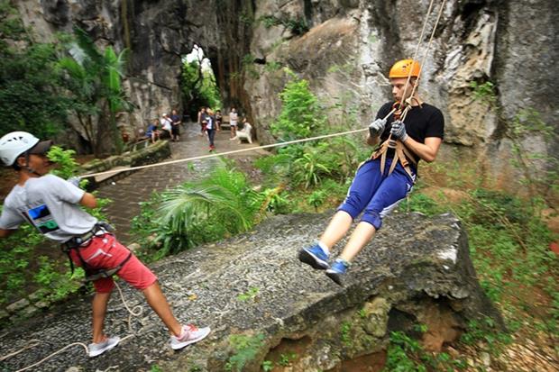 Climbing ropes imported from Europe can withstand a maximum load of two tons. The tour guides have been trained by foreign teachers and obtained climbing certificates from the Singapore Mountaineering Federation.