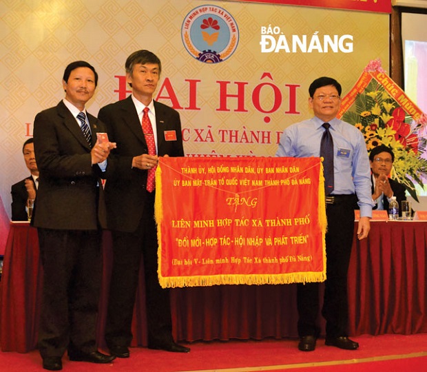  Municipal Party Committee Deputy Secretary Vo Cong Tri (right) presenting the laudatory banner to representatives of the branch