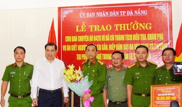 Chairman Tho (2nd left) presenting the reward to representatives from the Investigation Committee 042G (Photo: baotainguyenmoitruong.vn)