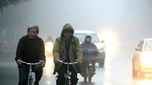 People wrap up on a street in Hanoi. Tuoi Tre