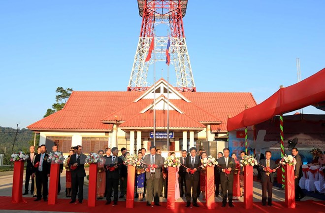 Quang cảnh lễ cắt băng khánh thành và bàn giao Công trình. (Ảnh: Phạm Kiên/Vietnam+)