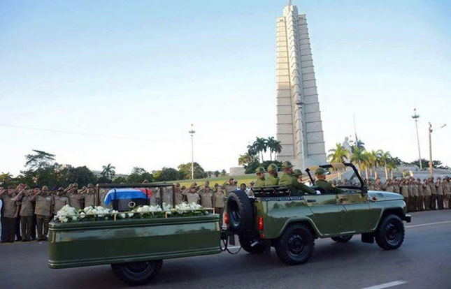 Tro cốt lãnh tụ Fidel được rước qua Đài tưởng niệm Jose Marti.