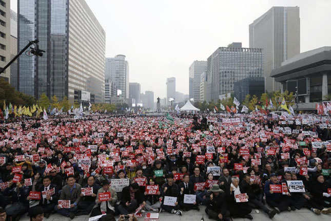 Tổng thống Park Geun-hye đối mặt với làn sóng biểu tình đòi bà từ chức. Ảnh: AP