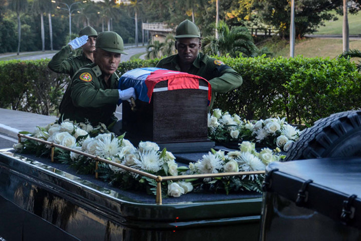 7h sáng ngày 30/11 (theo giờ địa phương), di cốt của Lãnh tụ cách mạng Cuba Fidel Castro bắt đầu được đưa lên xe tang. Ảnh: Escambray.