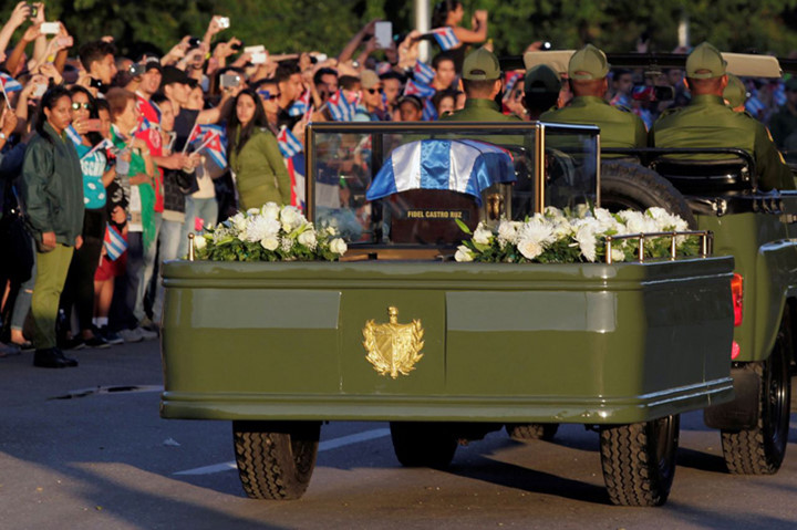 Đoàn xe quân sự chở di cốt lãnh tụ Fidel xuất phát từ thủ đô La Habana. Ảnh: Reuters.