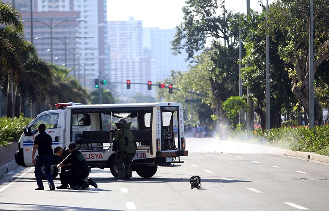 Philippine police deactivates the bomb found near US Embassy on November 28. (Photo: Xinhua/VNA)