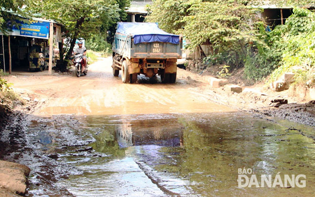 Tình trạng ô nhiễm môi trường và sạt lở từ công trình đường La Sơn - Túy Loan xuống đường ĐT601 làm người dân bức xúc.