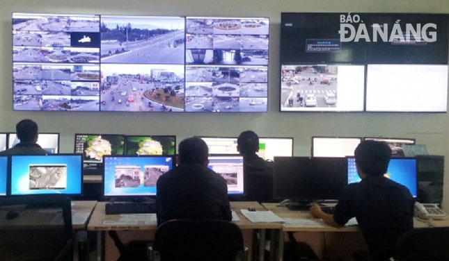 Thông qua camera, các dữ liệu liên quan đến giao thông, an ninh, trật tự được truyền về Trung tâm xử lý đặt tại trụ sở Công an thành phố. Ảnh: T.Y