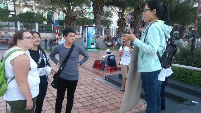 Các thành viên của Ask me anything luôn mong muốn hỗ trợ được các thông tin cho du khách khi đến với Đà Nẵng, đây cũng là cách để các thành viên thực hành khả năng ngoại ngữ của mình. (Ảnh do AMA cung cấp)