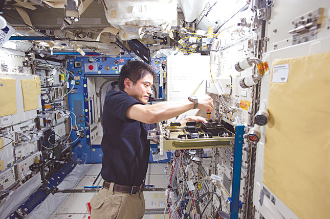 Phi hành gia Takuya Onishi đang thực hiện nghiên cứu bên trong Trạm Vũ trụ quốc tế hôm 22-10 vừa qua.
