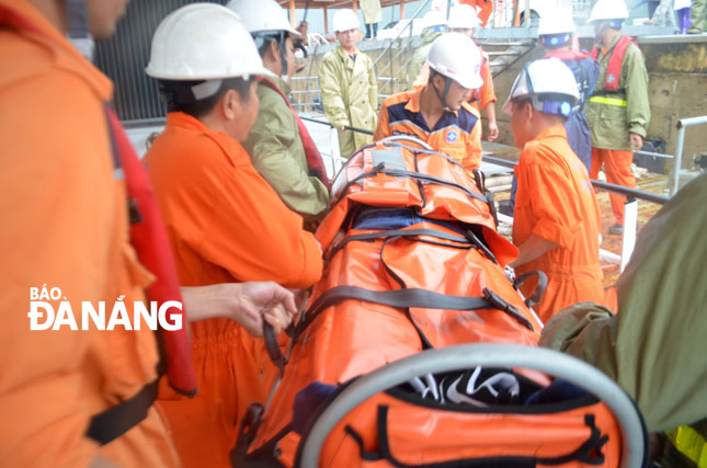 Các thuyền viên tàu SAR 412 đưa thuyền viên người Trung Quốc về đất liền cấp cứu kịp thời. Ảnh: AN NHIÊN