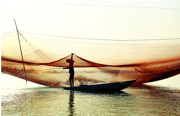    … and ‘Tham Ro’ (Checking Fishing Nets) by Nguyen Van Thanh.