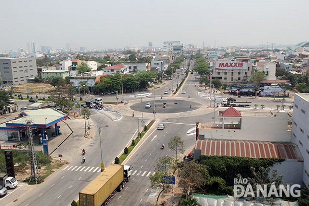 Traffic at the intersection of Nguyen Huu Tho-Cach Mang Thang Tam-an approach road to the Nguyen Tri Phuong Bridge