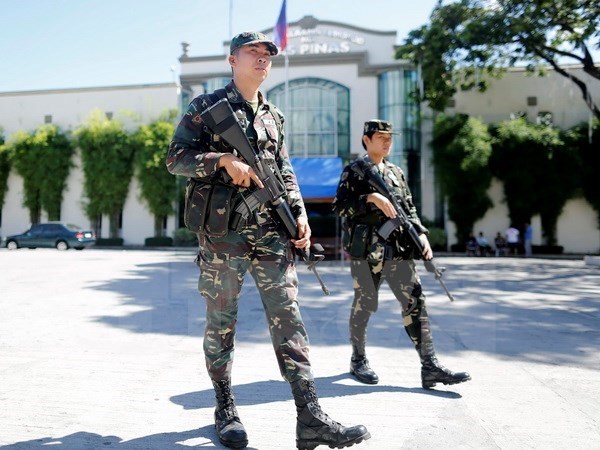 Philippine police patrol Las Pinas city, ​southern Manila. (Photo: EPA/TTXVN)