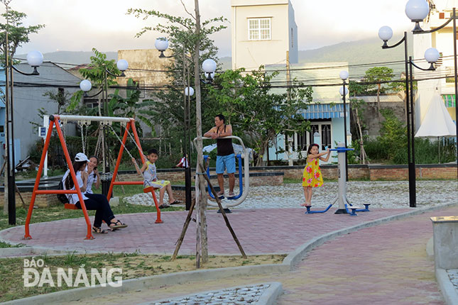 Trái ngược góc công viên vui chơi công cộng được người dân lui tới khá đông.