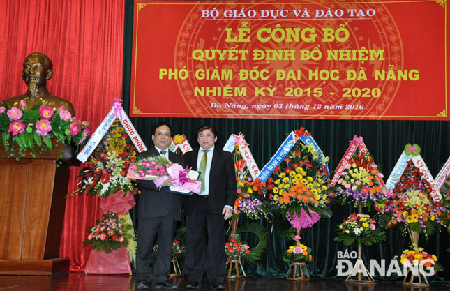 Thứ trưởng Bộ GD&ĐT Bùi Văn Ga trao quyết định bổ nhiệm Phó Giám đốc Đại học Đà Nẵng cho PGS.TS Nguyễn Ngọc Vũ.