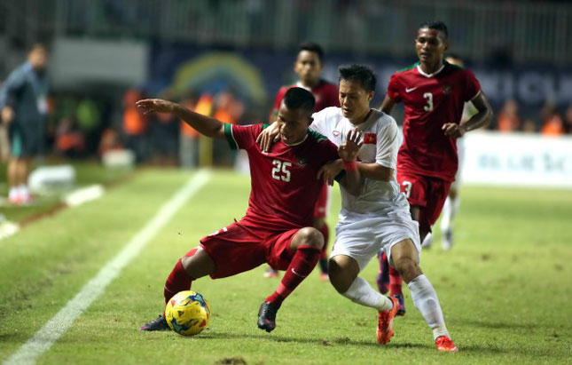 Tuyển VN (áo trắng) trong trận thua Indonesia 1-2.