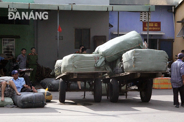 Hàng hóa vận chuyển trên tuyến đường sắt luôn nhộn nhịp dịp Tết, đây là cơ hội để hàng lậu trà trộn. 