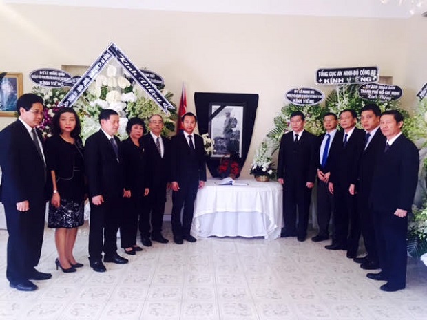 The Da Nang leaders paying tribute to the late former Cuban leader