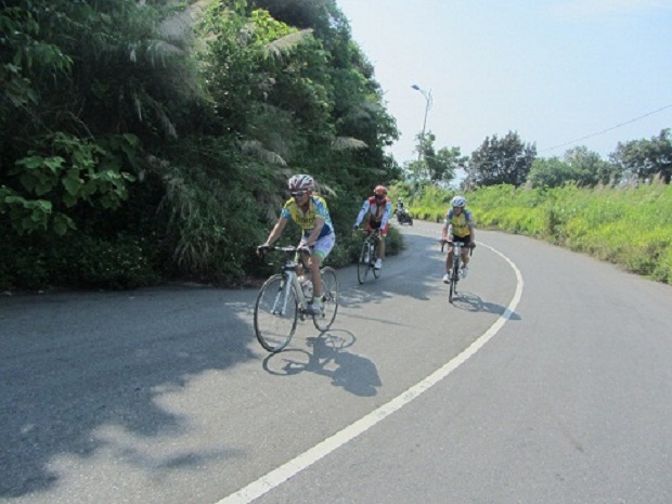 Participants in a cycle race to conquer the Son Tra Peninsula