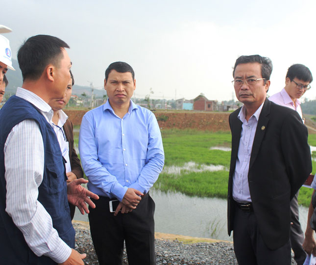 Phó Chủ tịch UBND thành phố Hồ Kỳ Minh kiểm tra thực tế ở xã Hòa Nhơn. Ảnh: TRỌNG HUY