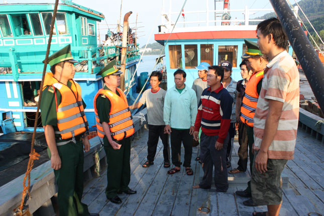 BĐBP thành phố tuyên truyền cho ngư dân các quy định khi ra khơi đánh bắt trên biển.