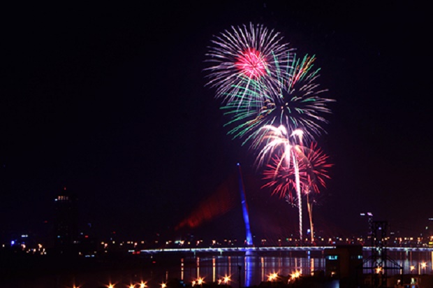 Da Nang's annual fireworks festival has become a major tourist attraction of the coastal city. Photo by VnExpress/Nguyen Dong