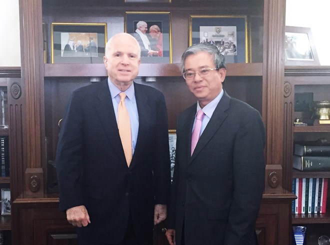 Đại sứ Phạm Quang Vinh trong cuộc gặp gỡ Thượng nghị sỹ Mỹ John McCain.