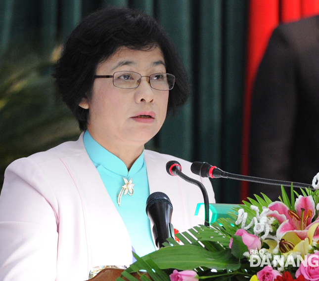 Chủ tịch Ủy ban MTTQ Việt Nam thành phố Đặng Thị Kim Liên phát biểu tại kỳ họp. Ảnh: ĐẶNG NỞ