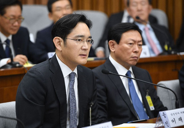 Người thừa kế của tập đoàn Samsung  Lee Jae-Yong (trái) và Chủ tịch Tập đoàn Lotte Shin Dong-Bin tại phiên chất vấn. Ảnh: AFP