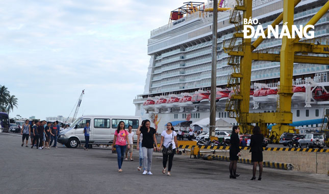Mỗi tuần cập cảng Tiên Sa một lần, tàu biển Genting Dream đưa hàng ngàn khách đến vui chơi, mua sắm tại Đà Nẵng. Ảnh: THU HÀ