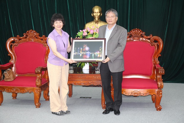 Director Xiaoqing Yu (left) and Vice Chairman Tuan 