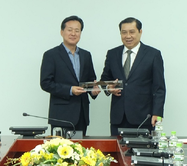 Vice President Kim (left) and Chairman Tho (Photo: danang.gov.vn)